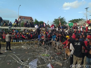 Perwakilan Gagal Temui Anggota DPR, Massa Tolak RUU Ciptaker Rusak Kawat Duri