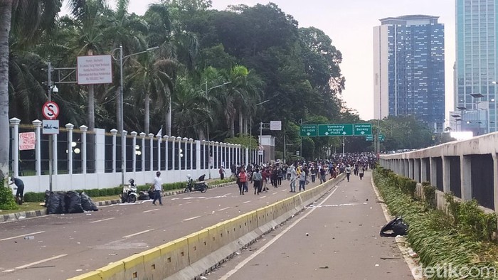 Massa datang dari arah Slipi ke depan Gedung DPR Massa datang dari arah Slipi ke depan Gedung DPR