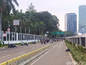 Video Kericuhan di Depan DPR Saat Massa Tak Dikenal Muncul