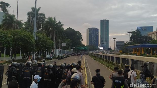 Massa datang dari arah Slipi ke depan Gedung DPR