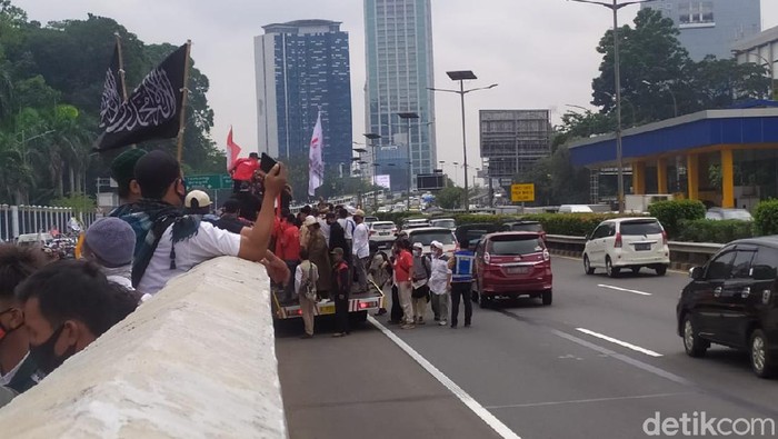 Massa demo di depan DPR panjat pagar tol dalam kota