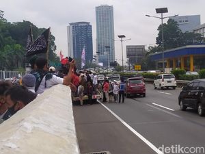 Terhalang Kawat Duri, Massa Panjat Pagar Tol Menuju Lokasi Demo di Depan DPR