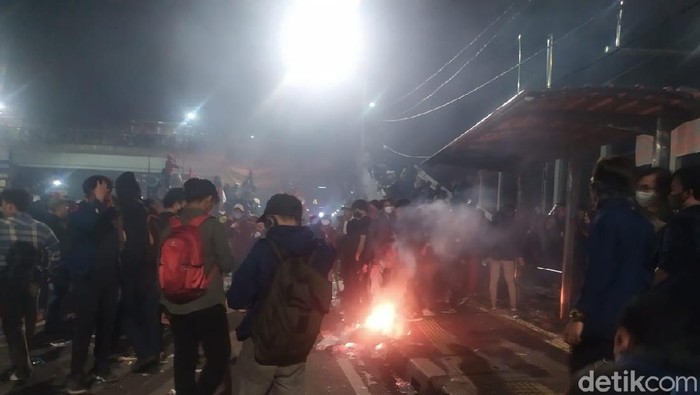 Massa di depan DPR malam ini, sekelompok orang melakukan pembakaran dan melempar botol ke arah polisi