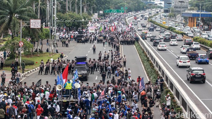 Para pengunjuk rasa mulai mendatangi gedung DPR, Jakarta. Mereka menolak RUU HIP dan tolak omnibus law saat DPR akan menggelar sidang paripurna.