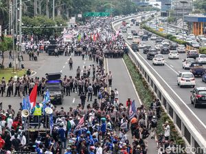 Massa Geruduk DPR Ketika Paripurna Digelar