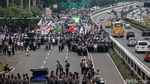 Massa Geruduk DPR Ketika Paripurna Digelar