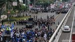 Massa Geruduk DPR Ketika Paripurna Digelar