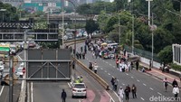 Sejumlah isu mereka dengungkan bertepatan dengan rapat paripurna DPR yang membahas berbagai RUU penting tersebut.