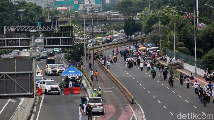 Para pengunjuk rasa mulai mendatangi gedung DPR, Jakarta. Mereka menolak RUU HIP dan tolak omnibus law saat DPR akan menggelar sidang paripurna.