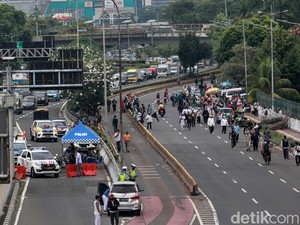 Video Massa PA 212 Demo di Depan Gedung DPR, Jalan Ditutup