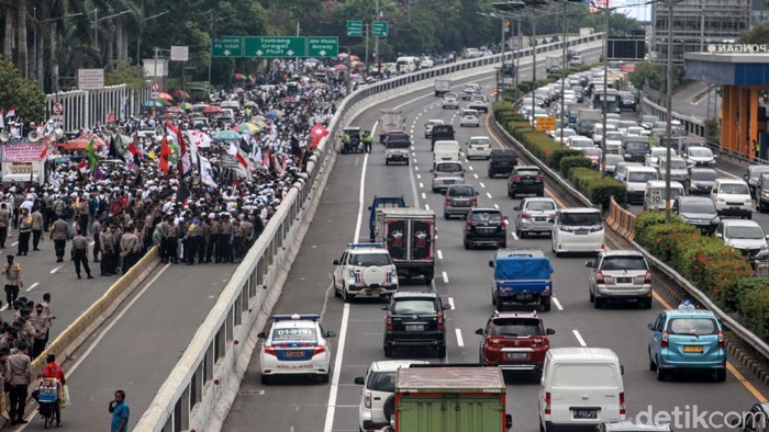 Massa Geruduk DPR Ketika Paripurna Digelar Para pengunjuk rasa mulai mendatangi gedung DPR, Jakarta. Mereka menolak RUU HIP dan tolak omnibus law saat DPR akan menggelar sidang paripurna.
