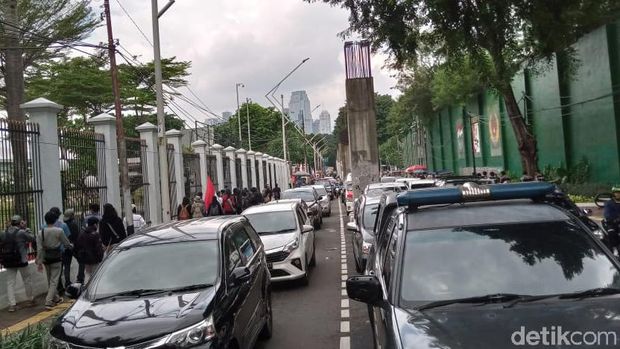 Massa Juga Demo di Belakang Gedung DPR, Lalin Jalan Gerbang Pemuda Macet