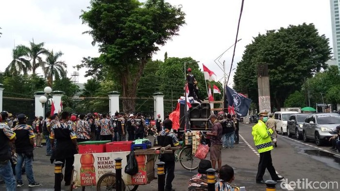 Massa Juga Demo di Belakang Gedung DPR, Lalin Jalan Gerbang Pemuda Macet