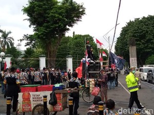 Massa Juga Demo di Belakang Gedung DPR, Lalin Jalan Gerbang Pemuda Macet