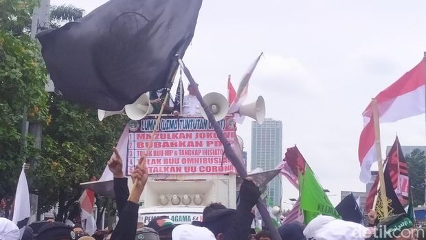 Massa PA 212 Dkk di DPR Tuntut Pemakzulan Jokowi dan Pembubaran PDIP