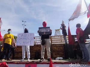 Massa Tolak Omnibus Law Ancam Akan Menginap di Kantor Gubernur Jatim