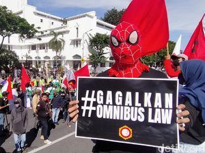 Sepasang Pendemo Tolak Omnibus Law di Kantor Gubernur Jatim Kecopetan