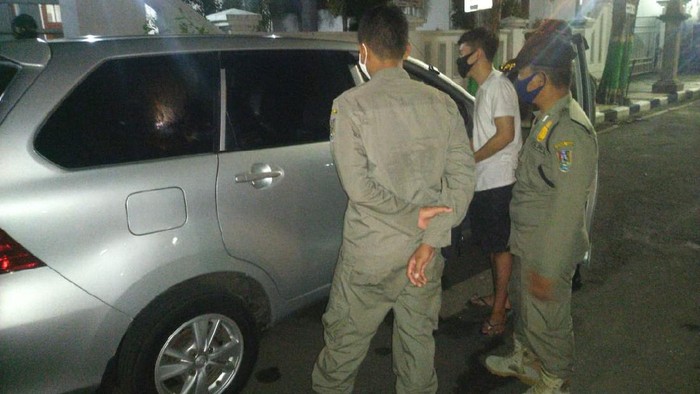 mobil bergoyang