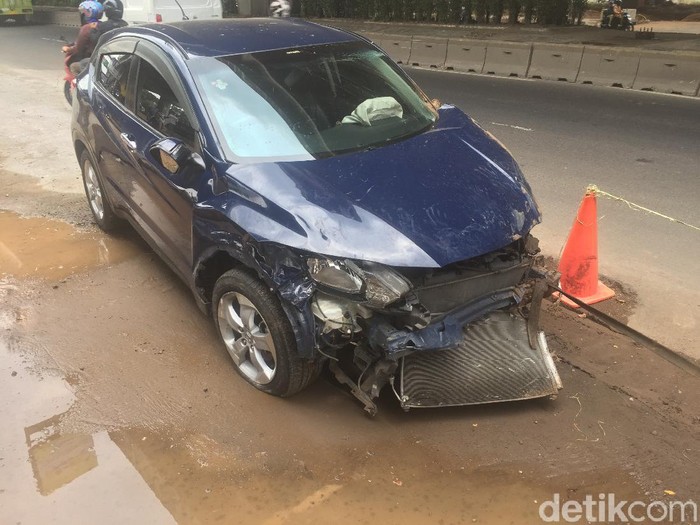 Mobil maut yang dikemudikan perempuan pegawai pemerintahan, merenggut 2 nyawa, di Jaktim. (Ibnu Hariyanto/detikcom)