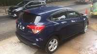 Ini mobil milik perempuan pegawai pemerintahan yang telah menabrak para pemotor. Mobil ini menabrak dan menewaskan 2 orang serta membuat 1 orang luka-luka. (Ibnu Hariyanto/detikcom)