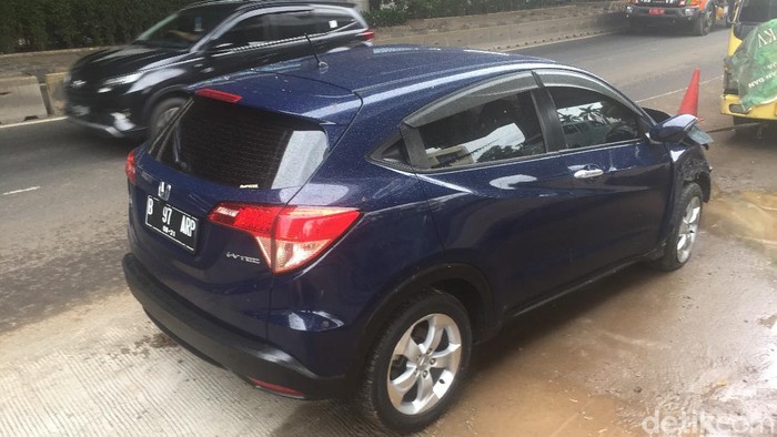 Mobil maut yang dikemudikan perempuan pegawai pemerintahan, merenggut 2 nyawa, di Jaktim. (Ibnu Hariyanto/detikcom)