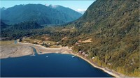 Lokasi surga biota laut ini ada di sepanjang pantai Patagonia, Chile yang dikelilingi oleh pegunungan tertutup salju. Mereka hidup di terumbu karang di kawasan fjord-nya.