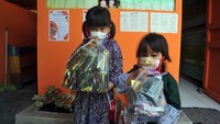 Sejumlah murid TK dan orangtuanya menyetorkan sampah plastik ke sekolah mereka di TK Mutiara, Batu Gadang, Lubuk Kilangan, Padang, Sumatera Barat, Kamis (16/7/2020).