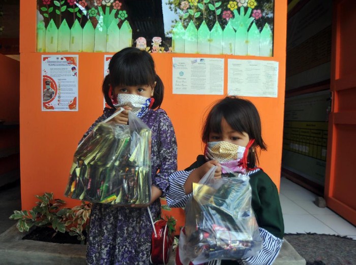 Peduli Lingkungan, Bayar Sekolah di Padang Pakai Sampah Plastik TK di Padang punya cara unik untuk tingkatkan kesadaran murid-orang tua untuk jaga lingkungan. Yakni berlakukan pembayaran uang sekolah dengan sampah plastik.