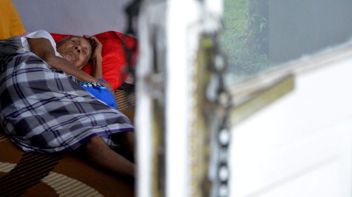 PENGUNGSI KORBAN BANJIR BANDANG MASAMBA Anak-anak korban banjir bandang memilih pakaian layak pakai saat mengungsi di kawasan kantor Bupati Luwu Utara, Sulawesi Selatan, Kamis (16/7/2020). Sebanyak 15.994 jiwa mengungsi di sejumlah posko pengungsian karena rumah mereka rusak dan hilang akibat tertimbun lumpur setelah diterjang banjir bandang. ANTARA FOTO/Abriawan Abhe/nz