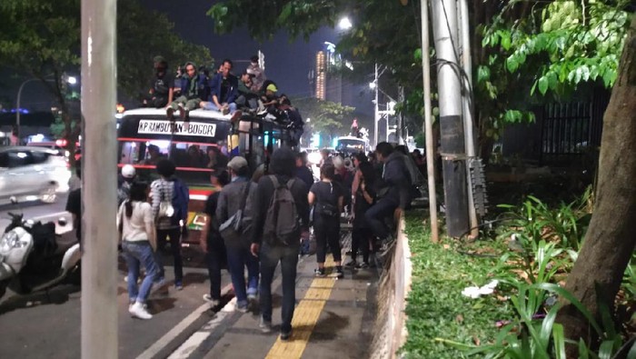 Pengunjuk rasa di sekitar DPR membubarkan diri, lalu menaiki bus di Jalan Gerbang Pemuda, Senayan, Jakarta, Kamis (16/7/2020).