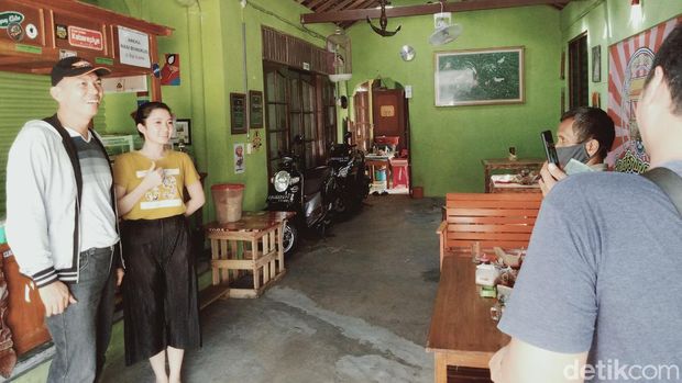 Penjual angkringan cantik Klaten tawarkan nasi pindang kemangi