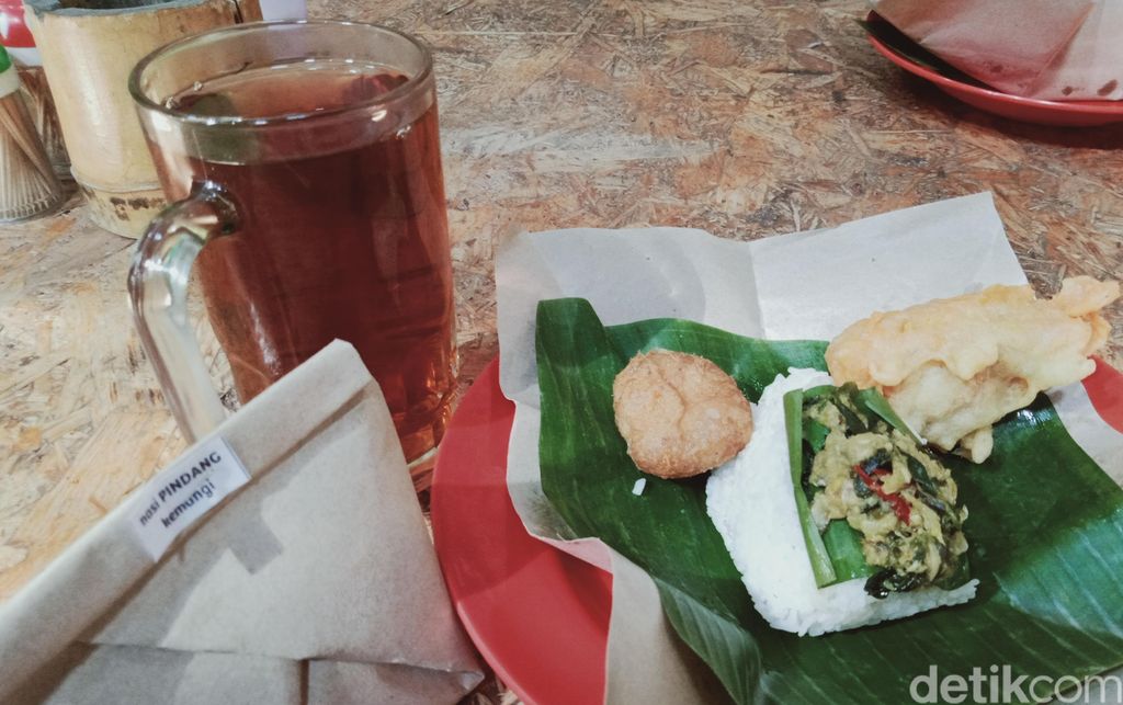  Penjual  Angkringan Cantik di  Klaten  Ini Jual Nasi Pindang 