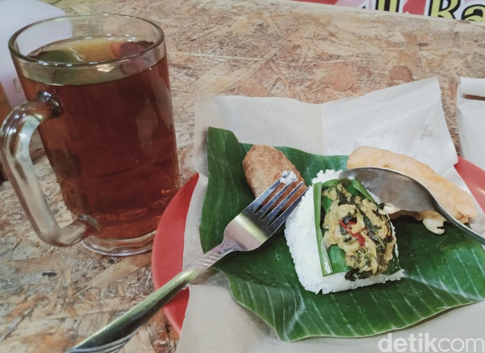  Penjual  Angkringan Cantik di  Klaten  Ini Jual Nasi Pindang 