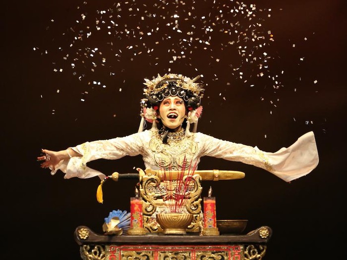 Pertunjukan Teater Koma Opera Ular Putih