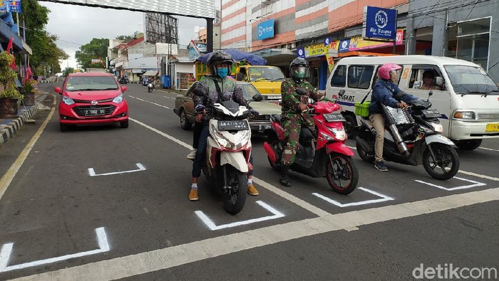 Physical distancing di traffic light Ciamis, serasa mau start balapan