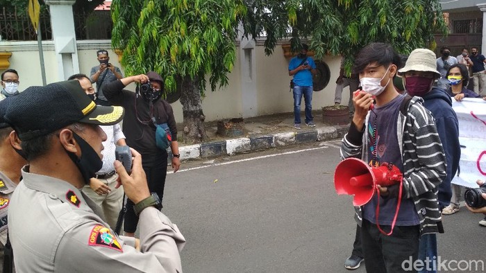 Polisi membubarekan aksi mahasiswa di Cirebon terkait penolakan RUU Omnibus Law