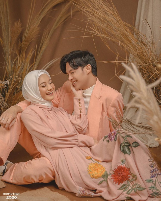 Rey Mbayang yang dikenal sebagai vokalis band ADAM mengunggah foto post-wedding bersama Dinda Hauw dengan caption romantis di Instagramnya. Mata yang sebelumnya tidak pernah ku tatap lebih dari 10 detik, sekarang bisa ku nikmati dan insya Allah selamanya , tulis akun Instagram @rey_mbayang, Rabu (17/7/2020).
