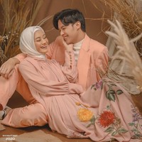 Rey Mbayang yang dikenal sebagai vokalis band ADAM mengunggah foto post-wedding bersama Dinda Hauw dengan caption romantis di Instagramnya. Mata yang sebelumnya tidak pernah ku tatap lebih dari 10 detik, sekarang bisa ku nikmati dan insya Allah selamanya , tulis akun Instagram @rey_mbayang, Rabu (17/7/2020).