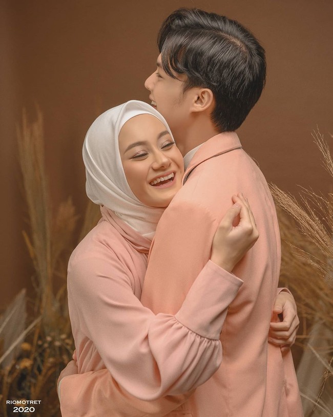 Dinda Hauw tampil dengan makeup flawless di foto post-wedding. Penampilan cantiknya ini  berkat riasan dari MUA Rama Jee. Rama menerapkan makeup bernuansa peach natural. Foto: instagram @riomotretofficial