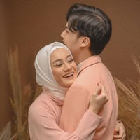 Dinda Hauw tampil dengan makeup flawless di foto post-wedding. Penampilan cantiknya ini  berkat riasan dari MUA Rama Jee. Rama menerapkan makeup bernuansa peach natural. Foto: instagram @riomotretofficial