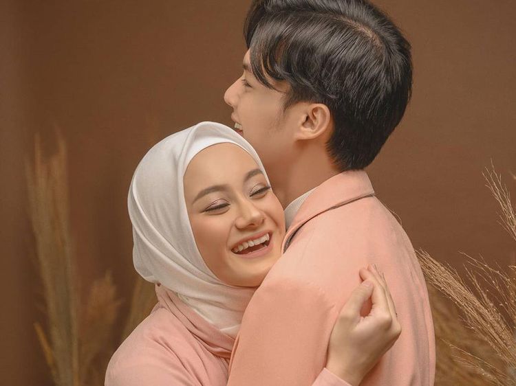7 Gaya Dinda Hauw dan Rey Mbayang, Foto Post-Wedding Bukan Pre-Wedding