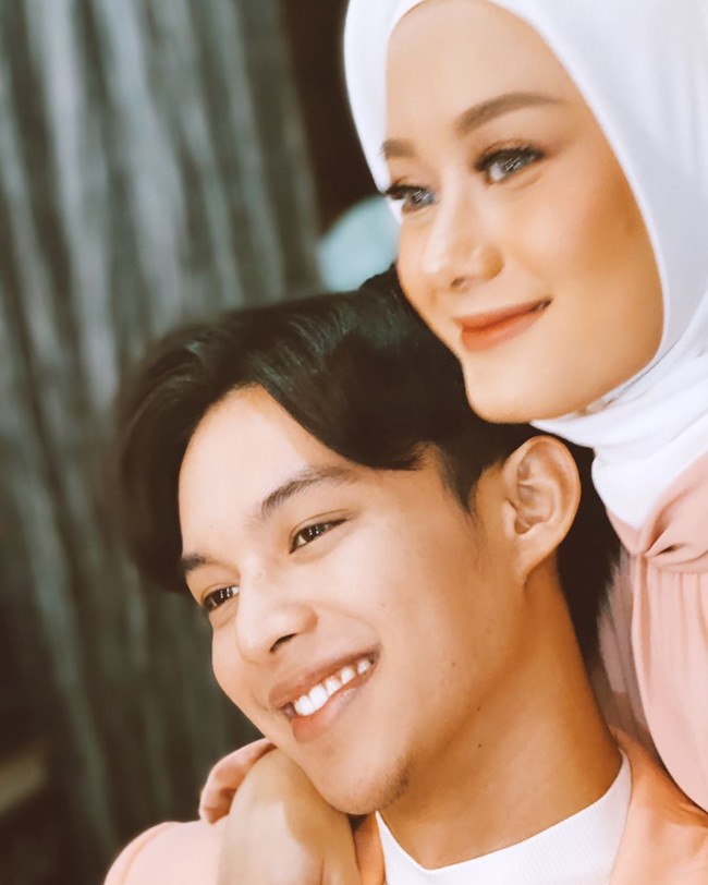 Dinda Hauw yang populer lewat film Surat Kecil Untuk Tuhan dan sinetron Monyet Cantik menikah dengan Rey Mbayang pada 10 Juli 2020. Keduanya dikabarkan menikah tanpa pacaran setelah sebelumnya menjalani taaruf. Foto: instagram @wawandm