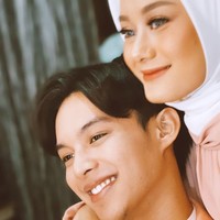 Dinda Hauw yang populer lewat film Surat Kecil Untuk Tuhan dan sinetron Monyet Cantik menikah dengan Rey Mbayang pada 10 Juli 2020. Keduanya dikabarkan menikah tanpa pacaran setelah sebelumnya menjalani taaruf. Foto: instagram @wawandm