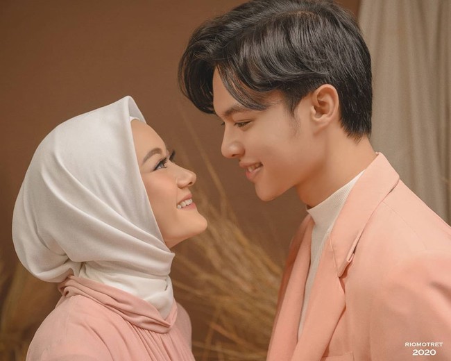 Dinda Hauw juga membagikan momen bahagianya saat menjalani sesi post wedding. Dinda berharap seluruh pengikutnya di Instagram juga bisa merasakan kebahagiaannya.  Hehe hanya ingin membagi kebahagiaan.. yang saya yakin sekali semua orang yang menikah pasti merasakan hal yang sama.. tanpa ada maksud dan tujuan lain apalagi ingin melebih-lebihkan... Terimakasih orang-orang baik yang selalu memberi support dan doa yang baik... semoga kebaikan kalian Allah balas berkali kali lipat... Aamiin, kata @dindahw, Selasa (14/7/2020). Foto: instagram @riomotret