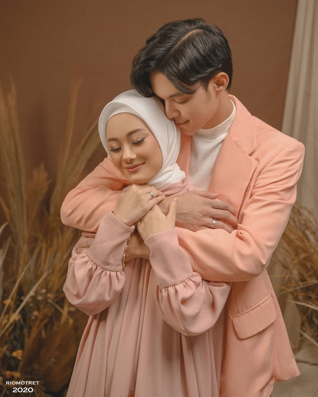 Dinda Hauw dan Rey Mbayang sepakat untuk tidak mengadakan sesi foto prewedding seperti pasangan lainnya. Keduanya memilih melakukan post-wedding, foto pernikahan yang tengah jadi tren. Momen post wedding Dinda Hauw dan Rey Mbayang diabadikan oleh fotografer Rio Motret. Foto: instagram @riomotret