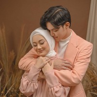 Dinda Hauw dan Rey Mbayang sepakat untuk tidak mengadakan sesi foto prewedding seperti pasangan lainnya. Keduanya memilih melakukan post-wedding, foto pernikahan yang tengah jadi tren. Momen post wedding Dinda Hauw dan Rey Mbayang diabadikan oleh fotografer Rio Motret. Foto: instagram @riomotret