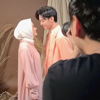 Dinda Hauw  pun menuturkan kebahagiannya lewat Instagram Story Rio Motret @riomotret. Hai, hari ini akhirnya aku post wedding karena aku gak ada prewedding-preweddingan. Jadinya harus post wedding sama Rey, tapi Reynya masih ganti baju. Bismillah, tuturnya sambil tersenyum bahagia. Foto: instagram @rama_jee
