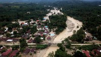 Foto udara kondisi perkampungan tertimbun lumpur akibat terjangan banjir bandang.