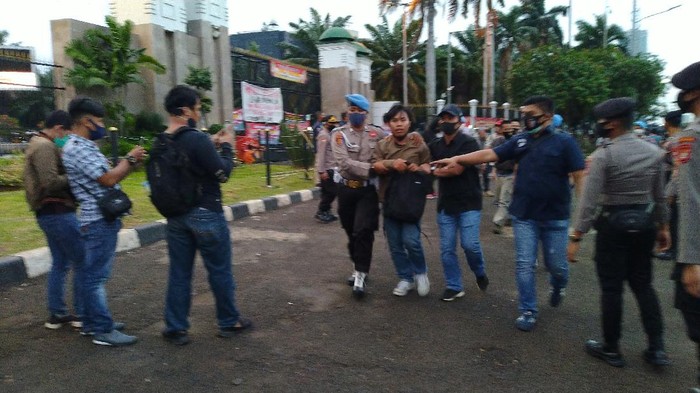 Pria dibawa polisi ke dalam DPR RI