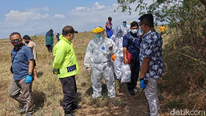 Proses evakuasi jenazah nenek asal Rembang yang ditemukan membusuk